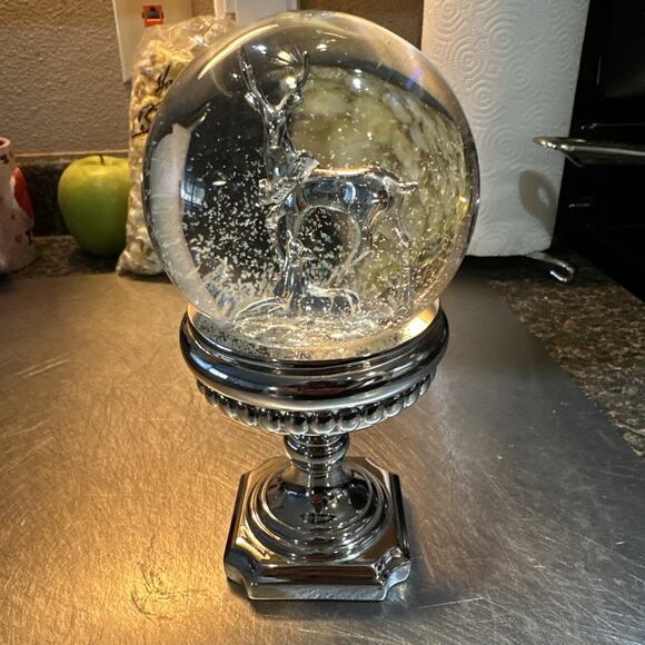 Snowglobe Crystal Ball christmas reindeer With Stand - Picture 1 of 5